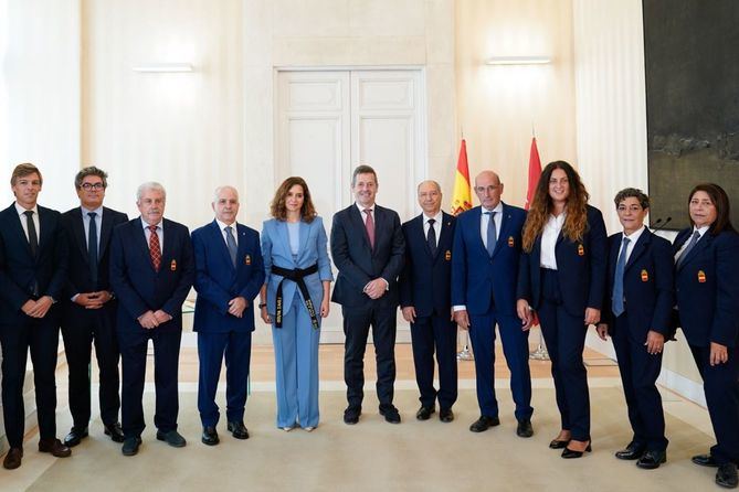 La presidenta de la Comunidad de Madrid, Isabel Díaz Ayuso, ha recibido este martes, en la Real Casa de Correos, la Insignia de Oro de la Real Federación Española de Karate y Disciplinas Asociadas que le han entregado su presidente, Antonio Moreno, y el presidente de la Federación Madrileña, Antonio Torres.