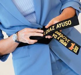 Díaz Ayuso recibe la Insignia de Oro de la Real Federación Española de Karate, por su apoyo a este deporte