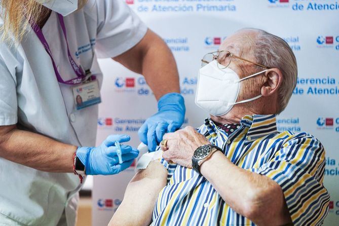 En el caso de los adultos, la campaña de vacunación está dirigida a mayores de 60 años y a las personas incluidas en grupos de riesgo. En este último colectivo, se incluyen enfermos crónicos, embarazadas, profesionales sanitarios, trabajadores sociosanitarios, cuidadores y personal de servicios esenciales, entre otros. Además, incluye dentro de la población diana a personal de 'establecimientos sanitarios', como por ejemplo quienes trabajan en farmacias.