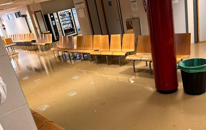 Los hechos han ocurrido sobre las 14.30 horas de este jueves, cuando se ha producido una rápida inundación en las instalaciones del centro hospitalario, dado que la avería ha tenido lugar en una tubería de gran caudal del Canal de Isabel II.