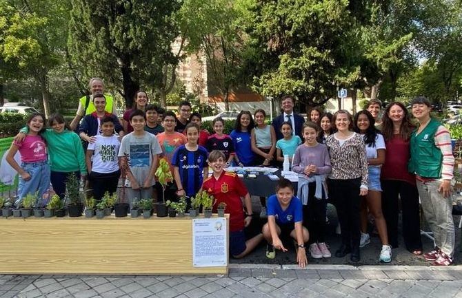 El concejal de distrito de Fuencarral-El Pardo, José Antonio Martínez Páramo, ha visitado las actividades programadas en el entorno del CEIP Breogán, escenario del 'Parking Day'.