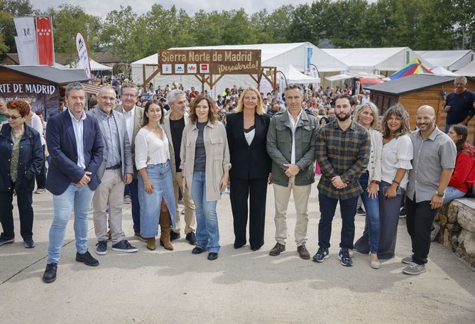 La presidenta de la Comunidad de Madrid, Isabel Díaz Ayuso, ha visitado este sábado la Feria de la Sierra Norte, un evento que durante todo el fin de semana reúne en la localidad de Venturada a un centenar de expositores. 