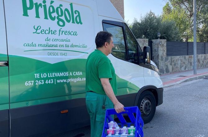 La marca cuenta con un servicio de reparto de leche fresca a domicilio y, desde primera hora de la mañana, los repartidores empiezan la ruta por Madrid para servir el producto fresco en la puerta de casa.