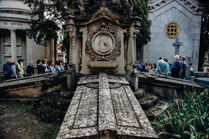 Cuatro figuras señeras del siglo XIX español descansan juntas en el Sacramental de San Isidro, el cementerio en activo más antiguo de Madrid, en uso desde 1811. Se trata de los dramaturgos Leandro Fernández de Moratín y Juan Meléndez Valdés; del artista Francisco de Goya y del filósofo Donoso Cortés.