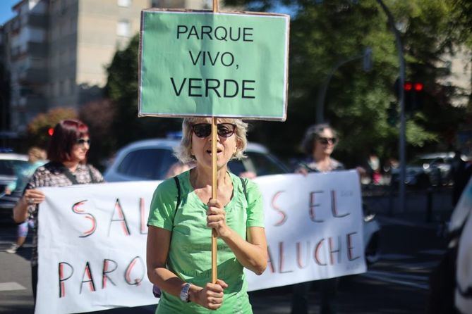 La marcha ha sido convocada por agrupaciones, plataformas y asociaciones vecinales, lideradas por la plataforma 'Salvemos Nuestros Parques', en protesta por las obras de remodelación de los parques de Aluche y Las Cruces.