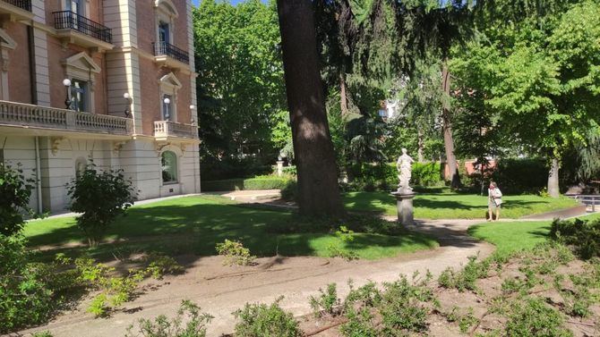 Conocido originalmente como Parque Florido, el Museo Lázaro Galdiano fue construido, en 1903, por orden del coleccionista de arte, editor y bibliógrafo José Lázaro Galdiano. El palacete se encargó a José Urioste, conocido por su trabajo en la Exposición Universal de París construyendo el pabellón de España, aunque debido a las desavenencias entre ambos,  fue un arquitecto de Barcelona, Francisco Borrás, quién cogió la dirección de la obra en 1906, pasando anteriormente también por manos del arquitecto Kramer.