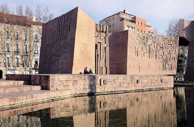 Los Jardines del Descubrimiento se encuentran en el centro neurálgico de la capital, delimitados por las calles Goya, Serrano, de la Armada Española y el eje Castellana-Recoletos. En el lateral de la calle Serrano se sitúa el Monumento al Descubrimiento de América compuesto por cuatro grandes bloques de hormigón con grabados y textos de la historia del Descubrimiento.