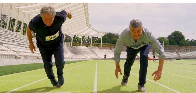 Esta prueba deportiva está pensada para el disfrute de toda la familia, en la que pueden tomar parte 'ya sean personas con silla de ruedas o con bastón, con zapatillas o en chanclas, una carrera en la que todos ganan', aseguran Guillermo Fresser y Juan Luis Cano. En lugar de los 42,195 kilómetros establecidos para la prueba atlética, en la denominada 'Maratón pa tós' la meta está localizada a 42 metros y dos centímetros, por lo que es apta para todos los públicos.