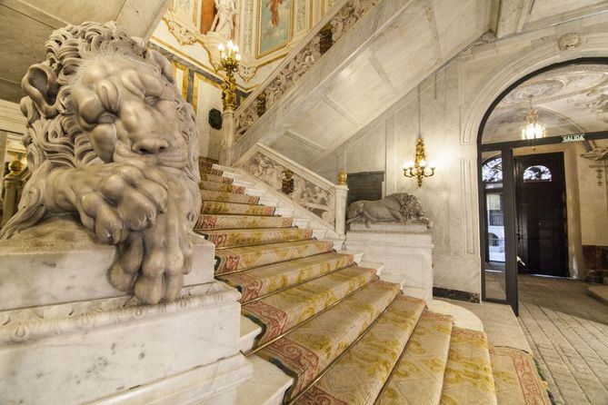 Fue Don Casimiro Mahou, presidente de la Cámara de Industria, quien adquirió este palacio en 1933 estableciendo aquí su sede institucional y, desde esta fecha, este histórico edificio se convirtió en sede de la Cámara de Comercio, Industria y Servicios de Madrid.