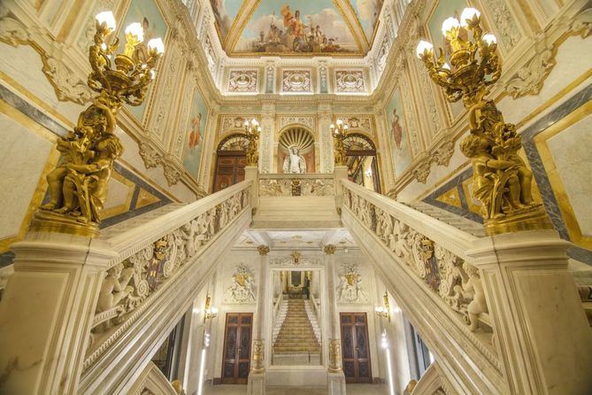 El Palacio de Santoña destaca por su valor artístico, con una decoración repleta de guiños a los oficios del comercio y las artes, y por sus múltiples salones. Todos ellos accesibles a través de una escalera de mármol de carranza, coronada por dos leones, por la que han transitado ilustres personajes de la vida social madrileña, entre ellos, el rey Alfonso XII.