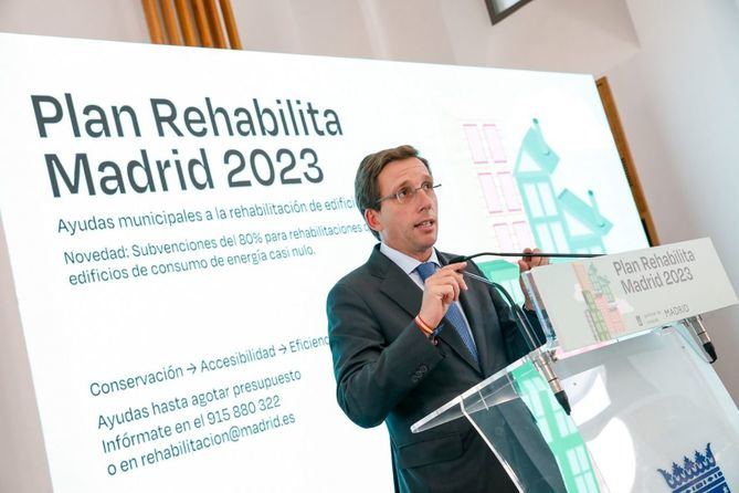 Martínez-Almeida, acompañado por el delegado de Políticas de Vivienda, Álvaro González, ha presentado la nueva edición del Plan Rehabilita, que subvenciona obras para la mejora de la accesibilidad, conservación, eficiencia energética y salubridad (incluyendo la retirada de amianto) en edificios residenciales y viviendas unifamiliares.