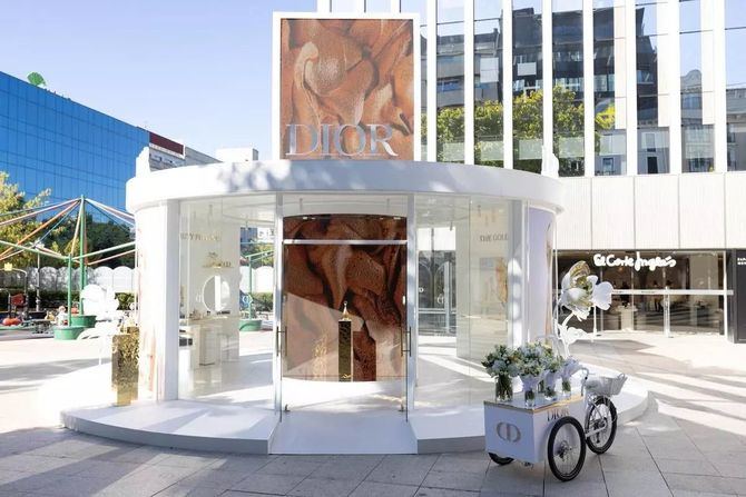 La plaza de El Corte Inglés en el numero 47 de la calle de Serrano acoge un impresionante 'pop up store' que la firma Dior ha instalado con motivo de la presentación de su nuevo perfume 'L'Or de J'adore'. 