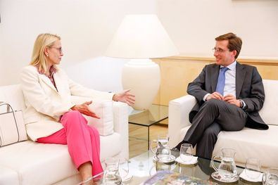 El regidor de la capital, José Luis Martínez-Almeida, durante su encuentro con la embajadora de Alemania en España, Maria Margarete Gosse, con la que habló del nuevo cantón de limpieza de Montecarmelo y la afectación que pueda tener al Colegio Alemán.