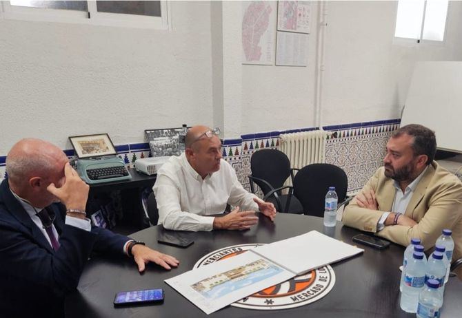 Segura, con la junta directiva del Mercado Municipal de los Mostenses, para conocer con detalle el proyecto de remodelación interior, que comenzará en el primer trimestre de 2024.