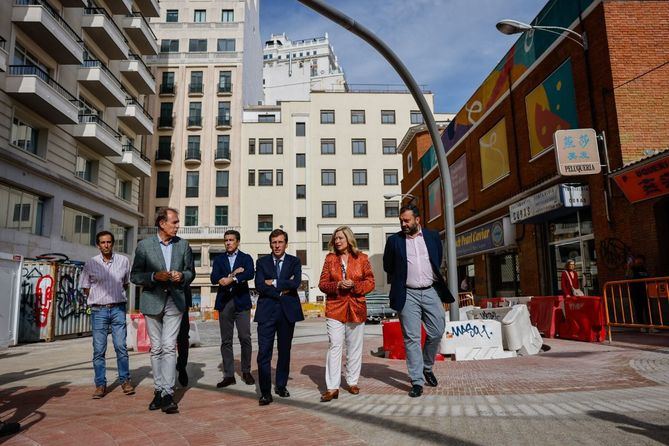 Martínez-Almeida, acompañado de la delegada de Obras y Equipamientos, Paloma García Romero, y el concejal de Centro, Carlos Segura, visitaba a mediados de septiembre el entorno del mercado donde se están llevando a cabo trabajos de remodelación, que finalizarán este otoño. La intervención incluye la renovación del mobiliario urbano, que contará con pérgolas estanciales vegetales y juegos infantiles, así como la plantación de 55 nuevos árboles