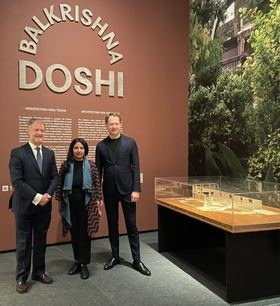 La inauguración ha contado con la presencia de Khushnu Panthaki Hoof, comisaria de la muestra; Lucinio Muñoz, director de la Fundación ICO, y Mateo Kries, director del Vitra Design Museum.