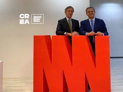 El presidente de Crea Madrid Nuevo Norte, Álvaro Aresti, posa junto al consejero de Transportes, Vivienda e Infraestructuras, Jorge Rodrigo.