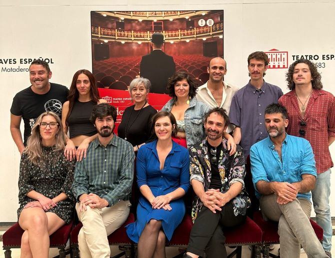 Foto de familia, este viernes, en la presentación de 'Arder y no quemarse'. De izquierda a derecha y de arriba a abajo,  José Padilla, Cristina Martínez Gutiérrez, Elisa Sanz, Carlota Gaviño, Pablo Chaves, Marc Domingo Carulla, Mariano Estudillo, María Gálvez, Pepe Hannan, Mikele Urroz Zabalza, Iñigo Rodríguez-Claro y Javier Lara.