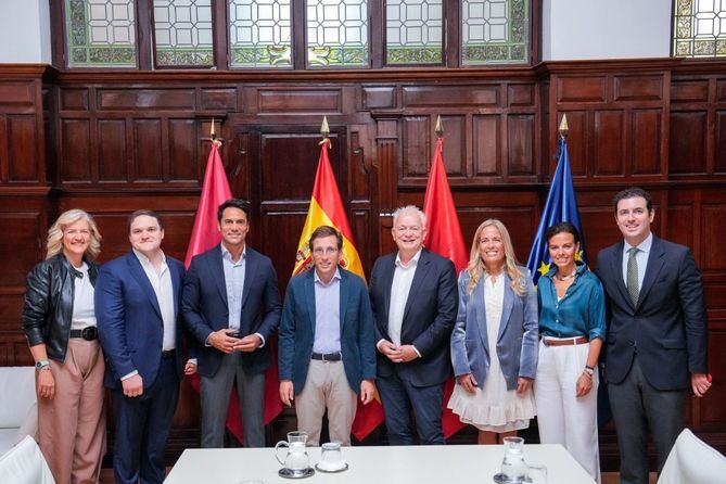 El alcalde de Madrid, José Luis Martínez-Almeida, en el Palacio de Cibeles, con los responsables de la compañía aérea Ryanair, encabezados por el CEO de su filial Ryanair DAC, Eddie Wilson; la concejala delegada de Turismo, Almudena Maíllo, y la consejera de Economía, Hacienda y Empleo de la Comunidad de Madrid, Rocío Albert.