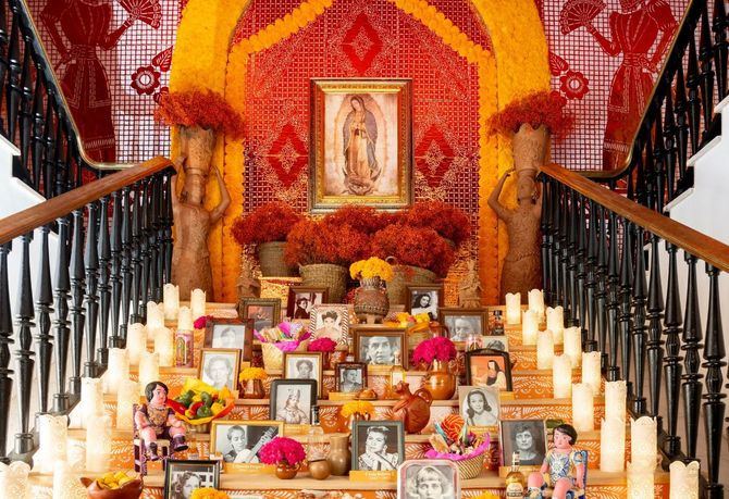 Con ésta son ya seis las ediciones de este Altar de Muertos, cuyo título reza 'Que ni la muerte nos separe', dedicado en esta ocasión a mujeres que han dejado huella.