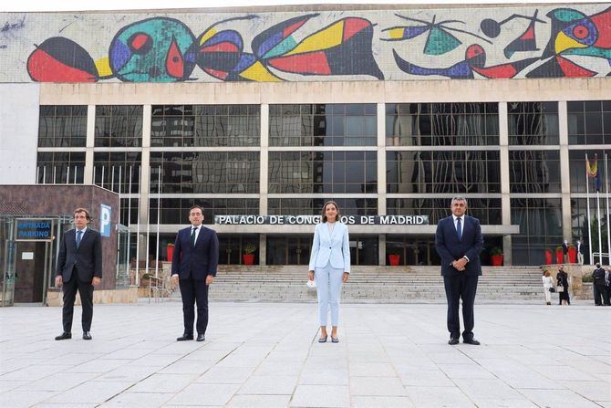 En la imagen, la ministra de Industria, Comercio y Turismo en 2021, Reyes Maroto, visitaba, junto al ministro de Asuntos Exteriores, Unión Europea y Cooperación, José Manuel Albares; el secretario general de la Organización Mundial del Turismo (OMT), Zurab Pololikashvili, y el alcalde de Madrid, José Luis Martínez-Almeida, la nueva sede de la organización en el recinto del Palacio de Congresos del paseo de la Castellana.