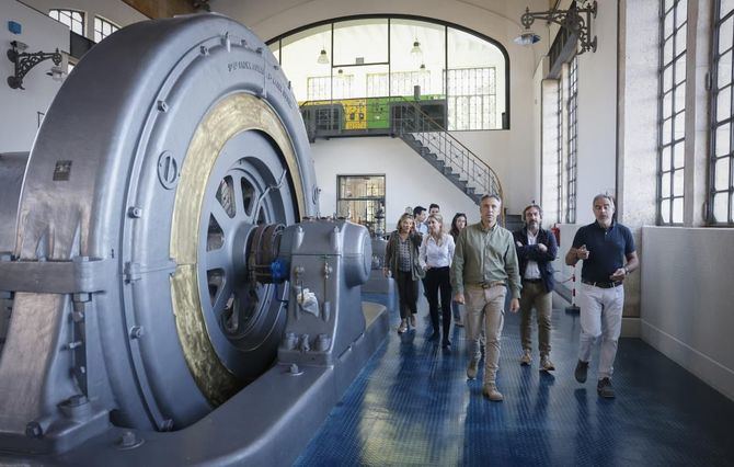 La Comunidad de Madrid estrena su primera instalación fotovoltaica flotante para producir energía limpia y renovable, que servirá para comprobar aspectos como su resistencia de cara a la posible ubicación de estos equipamientos en los embalses.