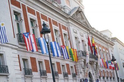 Además, la Real Casa de Correos tiene instalada hoy también en su fachada principal dos grandes lonas de Hispanidad 2023, el programa de actividades que organiza el Gobierno autonómico con el lema Todos los acentos caben en Madrid y que concluye este próximo domingo.
