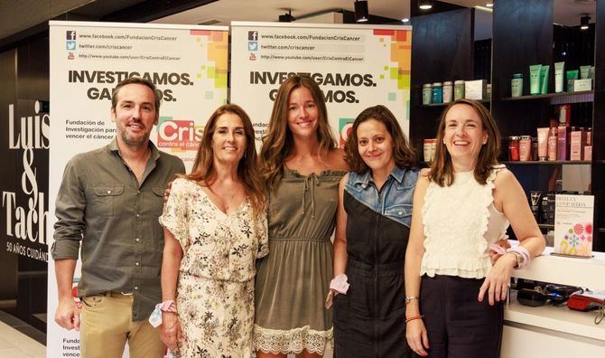 de izquierda a derecha: Héctor González, director de Operaciones de los salones Luis&Tachi;  Marta Cardona, directora general de la Fundación CRIS contra el cáncer; Malena Costa, modelo;  Raquel, en la actualidad tiene una metástasis de cáncer de mama y Begoña,  es paciente oncológica que ha superado un cáncer de mama.