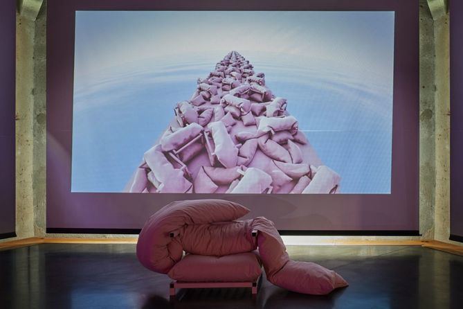 Este centro municipal presenta una muestra pionera en España, que aúna arte y salud, en la que reconocidos creadores como Boa Mistura, Antoni Arola, Joan Fontcuberta o Alba de la Fuente realizan diez instalaciones sensoriales con el color rosa como nexo de unión, vinculado con la lucha contra esta enfermedad.