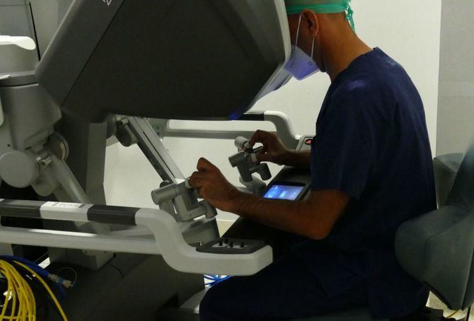 En la imagen, el robot quirúrgico Da Vinci instalado en el Hospital Universitario Ruber Juan Bravo.