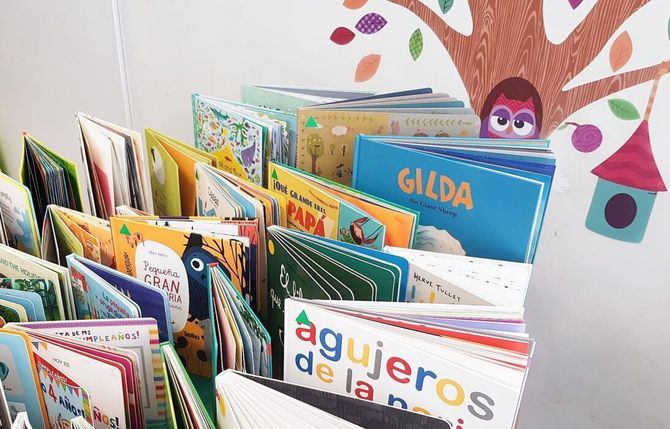 Esta celebración tiene su origen en 1997, por iniciativa de la Asociación de Amigos del Libro Infantil y Juvenil y, desde entonces, la Red de Bibliotecas Municipales se suma a esta efeméride con un programa especial de actividades.