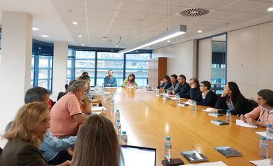 Durante la reunión, se han abordado diferentes cauces de colaboración en materias como el absentismo escolar, salud mental y refuerzo de los programas de salud y deporte.