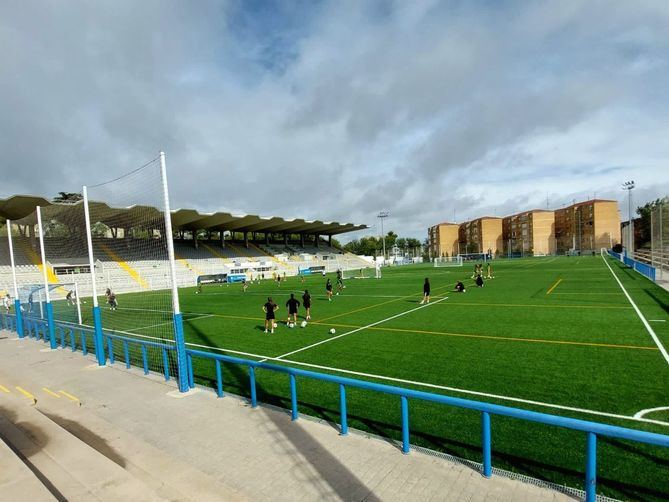 Ubicado en la calle de Vía Carpetana, a la altura del número 57, los 9.000 metros cuadrados del Antiguo Canódromo se distribuyen en unidades deportivas al aire libre –campo de fútbol (césped artificial) y campo de fútbol 7 (césped artificial)– y unidades deportivas cubiertas –sala de musculación–.