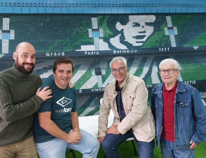 El concejal de Carabanchel, Carlos Izquierdo, ha visitado este viernes el Centro Deportivo Municipal Antiguo Canódromo, que va a ser objeto de una inmediata remodelación.