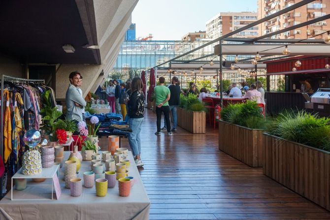 Este evento se lleva a cabo una vez al mes y ofrece una experiencia de compras acompañada de comida y cócteles.