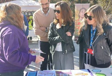 La plaza de La Remonta ha acogido a decenas de personas que se han paseado por los 56 estands informativos. Una yincana, el cuentacuentos Los mayores también cuentan y un concierto a cargo de Acción Social por la Música han amenizado la mañana del sábado.