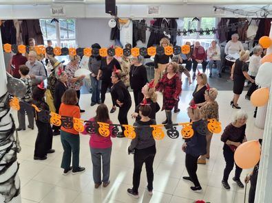 El centro de mayores San Francisco ha organizado la fiesta de Halloween para los socios de los cuatro centros de mayores del distrito de Centro.