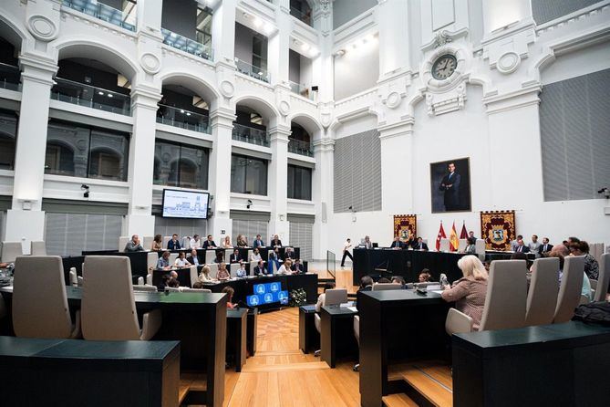 También se abordarán asuntos relacionados con la ampliación de la línea 11 del Metro, viviendas turísticas, modificación del Plan General de Ordenación Urbana y medidas de movilidad sostenible. Además, se tratará el tema de la violencia de género y se rendirá homenaje al periodista Ramón Lobo.