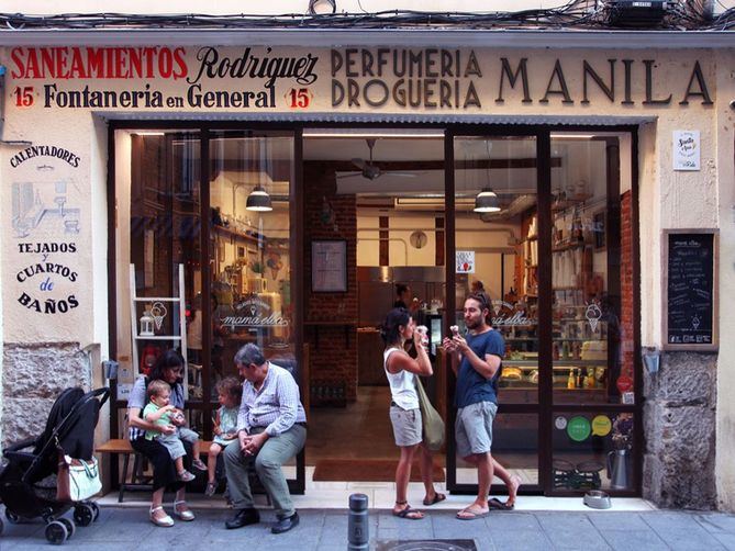 La muestra, comisariada por el colectivo Paco Graco, bajo el título 'No va a quedar nada de todo esto', ocupa la planta 4 de CentroCentro, donde se exponen neones, cajas de luz, banderines, vidrios, y gráficas en distintos materiales que se han usado a lo largo de los años como latón, acero o madera.