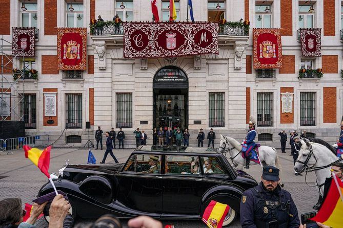 Desde temprano en la mañana, se han empezado a congregar los primeros asistentes frente a la Casa Real de Correos. La multitud ha ido incrementado cuando, a las 9.45 horas, decenas de voluntarios han comenzado a repartir cerca de 20.000 banderas de España, así como 1.500 pasteles con la enseña nacional a los asistentes.