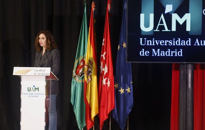 Ayuso ha felicitado a los 25 nuevos graduados en estas especialidades, cuyas técnicas se aplican a cirugías complejas y tratamientos oncológicos.