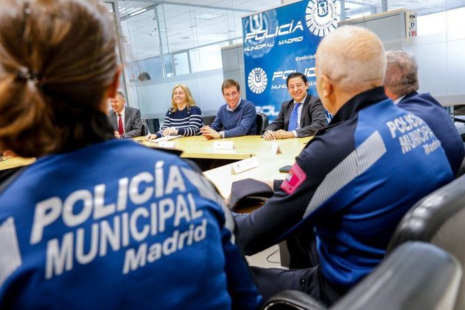 El alcalde se ha reunido con los mandos de la nueva Sección de Protección del Patrimonio Urbano de Policía Municipal, acompañado de la vicealcaldesa y delegada de Seguridad y Emergencias, Inma Sanz.