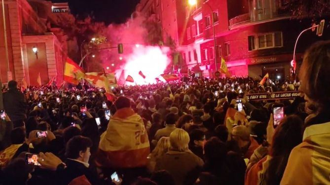 La manifestación transcurría con tranquilidad, pero sobre las 22.00 horas, la tensión se incrementó y comenzaron los lanzamientos de papeleras, cubos de basura, botellas de cristal y otros objetos contra los agentes. 