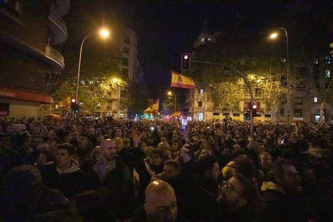 Al menos siete personas, una de ellas un Policía Nacional, han tenido que ser atendidas por los servicios sanitarios en la calle de Ferraz, durante la segunda manifestación consecutiva en esta ubicación en contra de la amnistía, que ha reunido a más de 7.000 asistentes, según delegación del Gobierno.