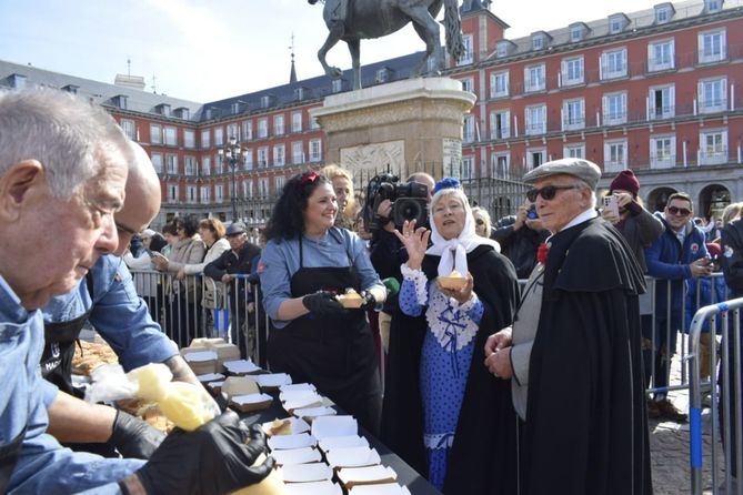 
La demostración y degustación ha estado amenizada por la Agrupación de Madrileños y Amigos Los Castizos, que han ofrecido dos actuaciones de baile goyesco y castizo.