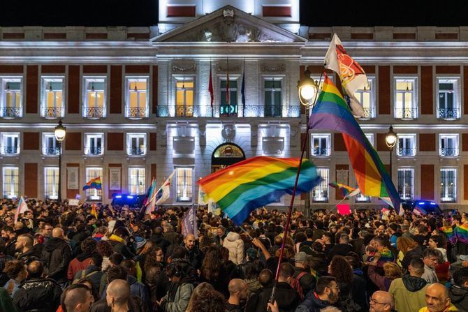 La asociación Arcópoli ha convocado esta protesta para denunciar el 'grave retroceso en derechos LGTBI que propone el PP'. Alrededor de 1.200 personas, según la Delegación del Gobierno en Madrid, han acudido con banderas del colectivo y carteles con consignas, como 'En nuestros derechos, ni un paso atrás'.