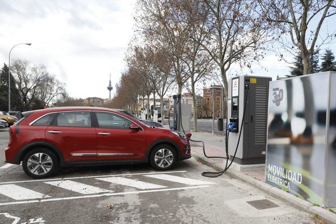 Los coches híbridos y eléctricos son, por lo general, más caros que los de motor de combustión y asegurarlos también resulta más caro. OCU ha comparado 23 pólizas de seguros a todo riesgo y sus primas para distintos tipos de coche: asegurar un híbrido no enchufable sale un 15% más caro, y si es eléctrico, la diferencia llega al 17% de media.