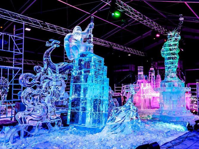 Este año, los artistas interpretarán el tema 'Las ciudades del mundo', dando forma al hielo con sus motosierras, cinceles y antorchas, con los que trabajarán en su interpretación arquitectónica y esencial de la ciudad elegida, hasta conseguir crear, en apenas siete días de competición, sus increíbles obras de arte.