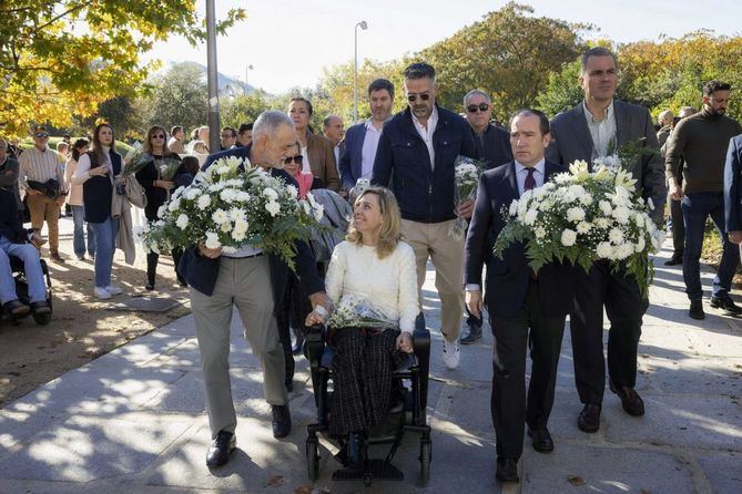 El delegado de Urbanismo, Medio Ambiente y Movilidad, Borja Carabante, junto a los responsables de las asociaciones de víctimas de seguridad vial Stop Accidentes y la Asociación para el Estudio de la Lesión Medular Espinal (Aesleme); el concejal de Moncloa-Aravaca, Borja Fanjul; los concejales de Arganzuela –Lola Navarro,– y de Latina –Alberto González–, así como de representantes de los grupos municipales, durante el homenaje floral.