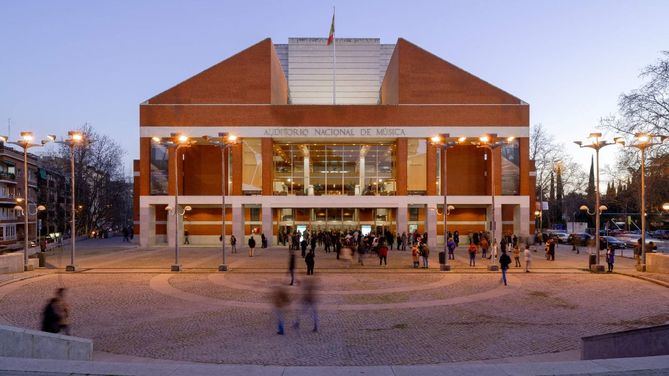 El domingo 26 de noviembre, a las 11.30 horas, la Sala de Cámara del Auditorio Nacional de Música de Madrid acoge un homenaje a Paco de Lucía, con Alejandro Hurtado a la guitarra y Andrés Barrios, al piano.